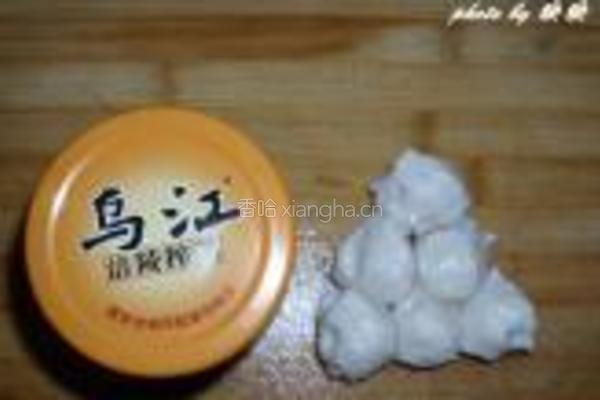 榨菜鱼丸炒饭的做法图解1
