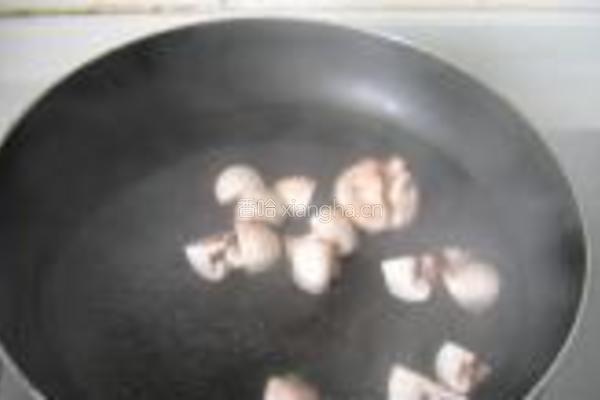 口蘑卷心菜肉炒饭的做法图解3