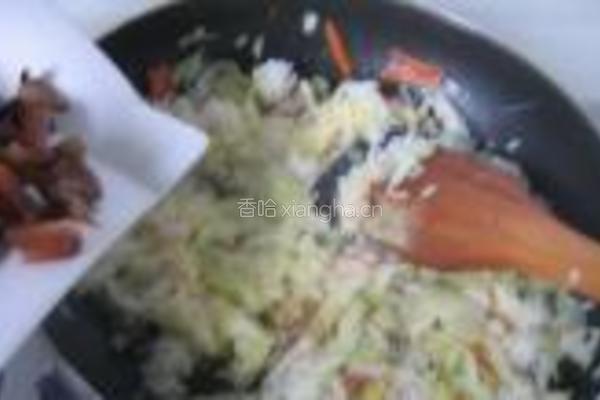 口蘑卷心菜肉炒饭的做法图解7