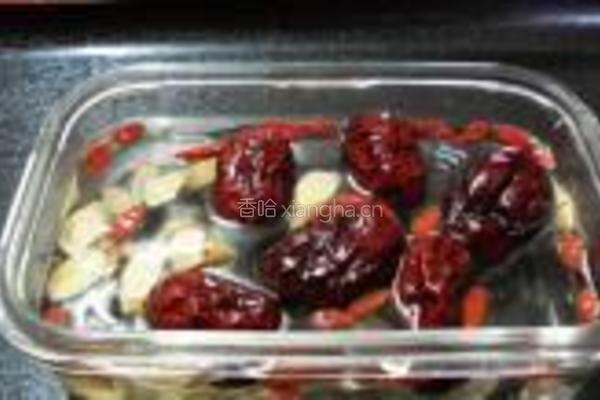 黄芪红枣茶的做法图解1