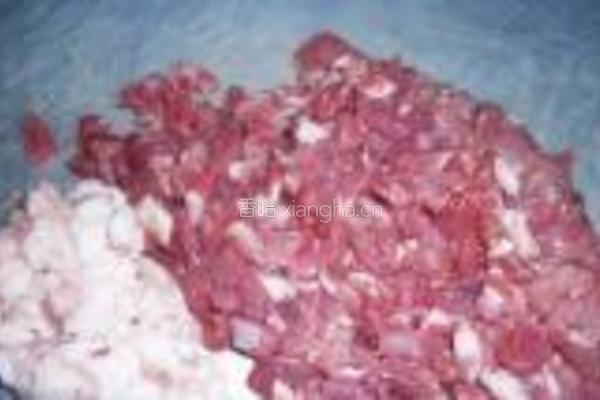 肉丁蒜苗炸酱面的做法图解1