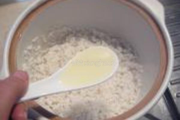 砂锅金虾粥的做法图解1