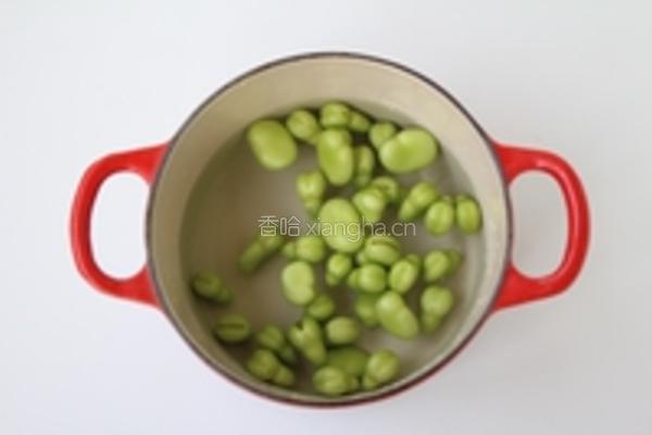 蚕豆烧鸡肉的做法图解1