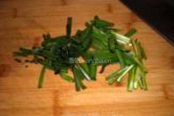 猪红韭菜粥的做法图解2
