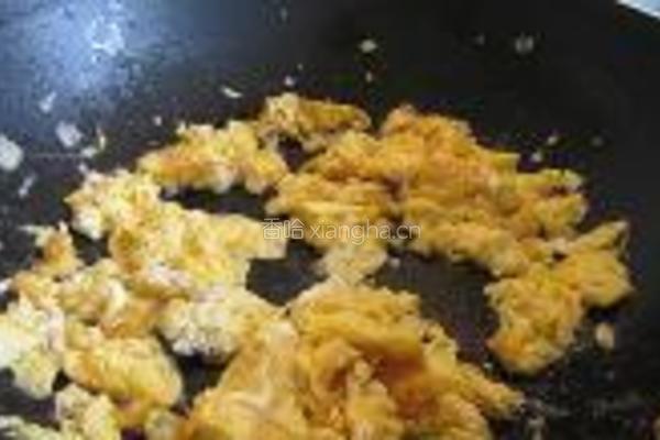 鸡蛋虾米生菜炒饭的做法图解3
