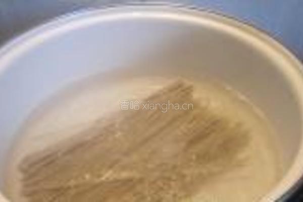 生菜牛肉芥麦面的做法图解2