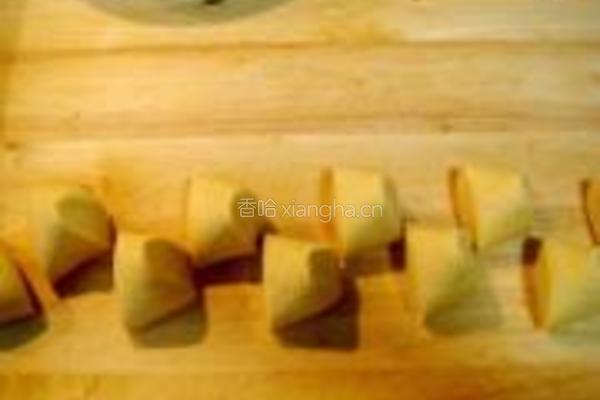 烤玉米面橄榄馅饼的做法图解5