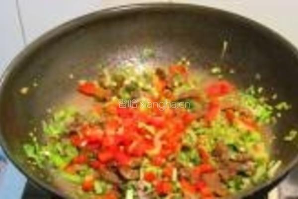 芹菜红椒炒面的做法图解5
