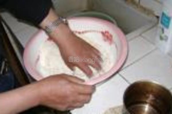 墨鱼韭菜面的做法图解2