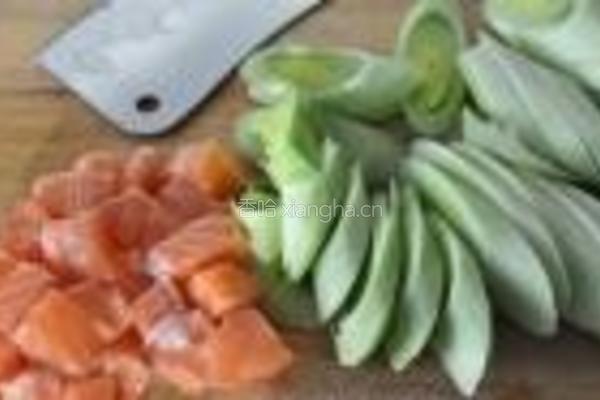 土豆大葱三文鱼馅饼的做法图解2