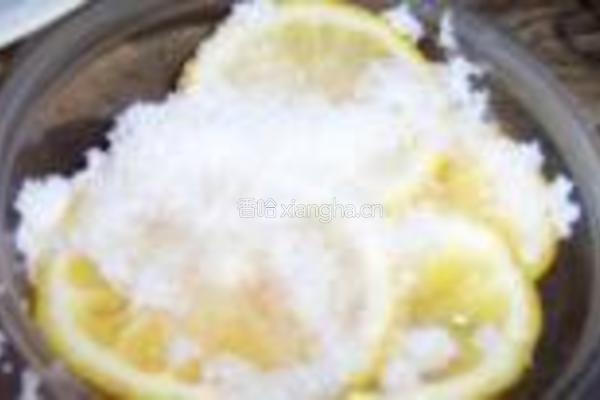 柠檬蜂蜜冰红茶的做法图解1