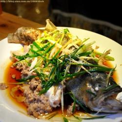 肉饼蒸鲈鱼的做法[图]