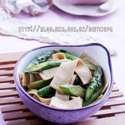 芦笋炒豆皮的做法[图]