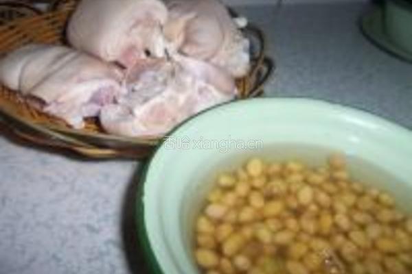猪脚炖黄豆的做法图解1