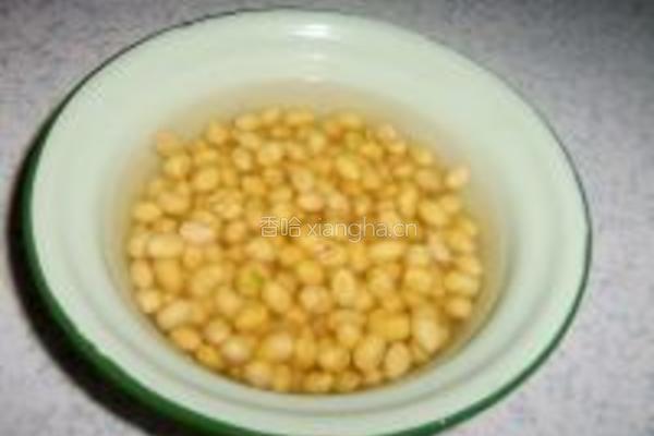 猪脚炖黄豆的做法图解2