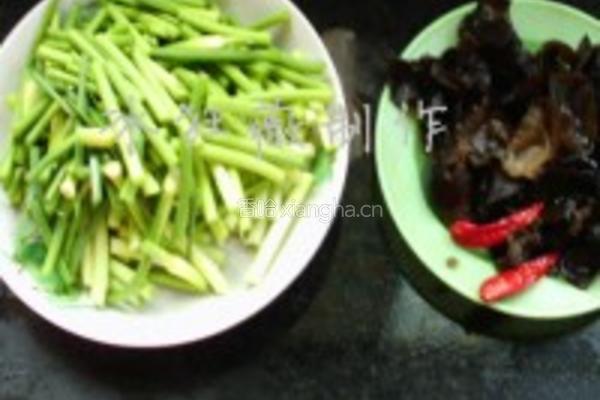 蒜苗炒黑木耳的做法图解1