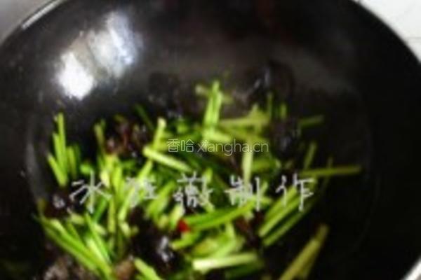 蒜苗炒黑木耳的做法图解2