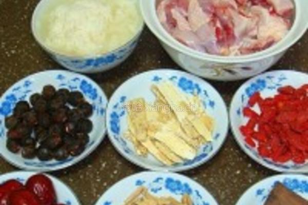 药膳养生鸡的做法图解1
