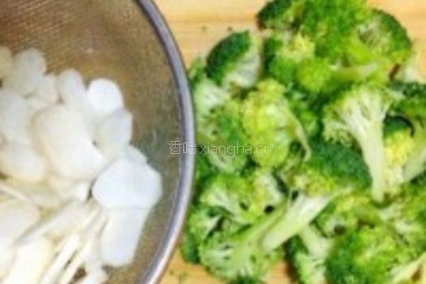 清热润肺西兰花炒荸荠的做法图解1