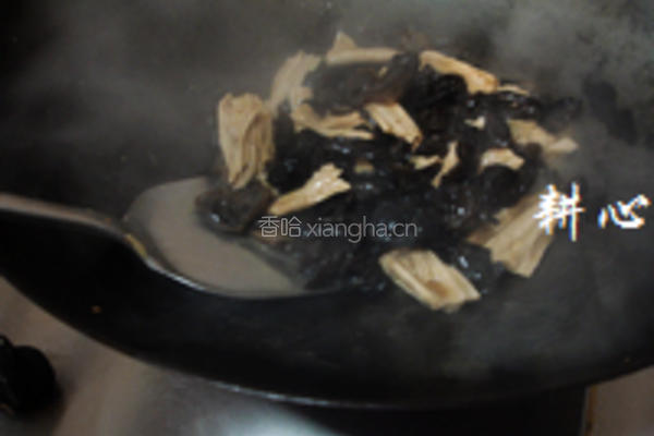 木耳腐竹炒虾仁的做法图解11
