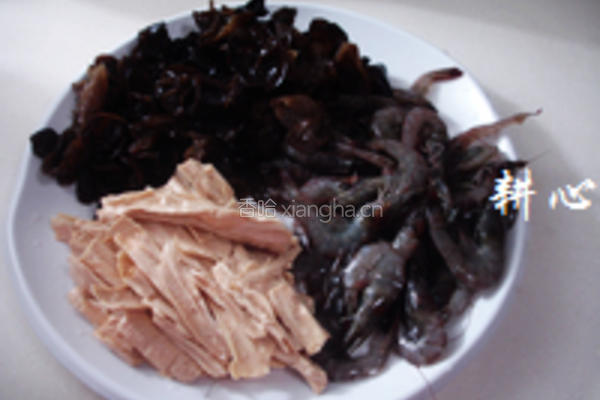 木耳腐竹炒虾仁的做法图解1