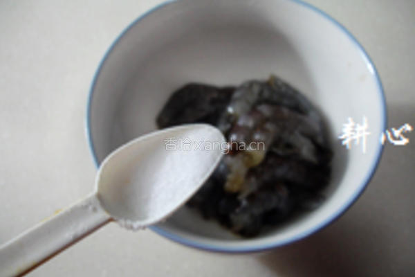 木耳腐竹炒虾仁的做法图解2