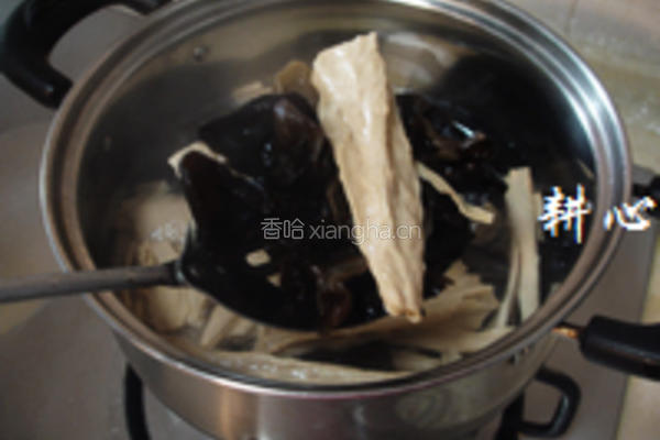 木耳腐竹炒虾仁的做法图解3