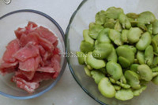蚕豆炒肉片的做法图解1