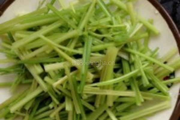 芹菜小炒肉的做法图解2