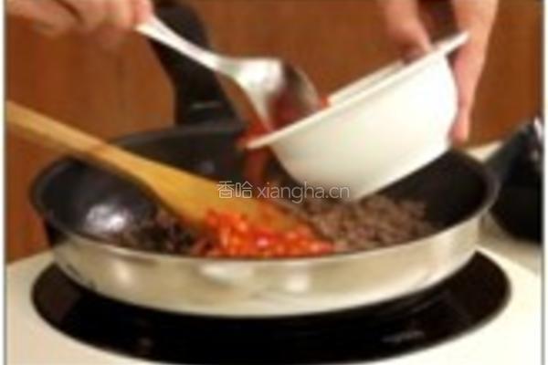 蜜汁鲍菇炒鱼榄的做法图解3