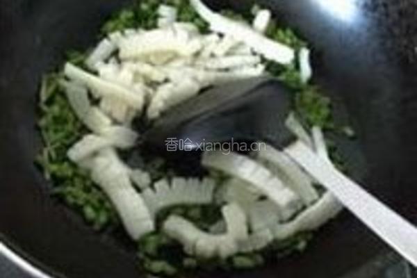 雪菜炒墨鱼的做法图解7