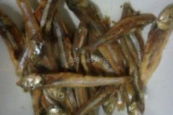 小海鱼干炒茄子的做法图解1