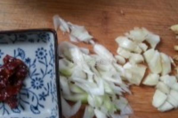 小海鱼干炒茄子的做法图解3