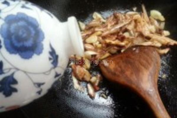 小海鱼干炒茄子的做法图解7