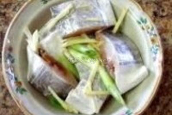 干煎盐酥带鱼的做法图解1