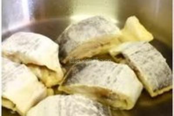 干煎盐酥带鱼的做法图解2