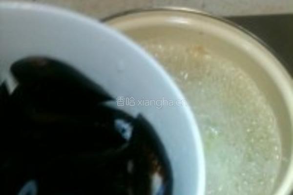 清淡汤葱香淡菜的做法图解3