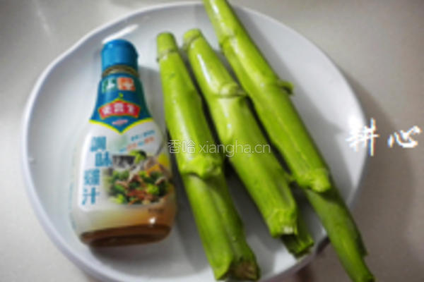 鸡汁炒芥蓝头的做法图解1