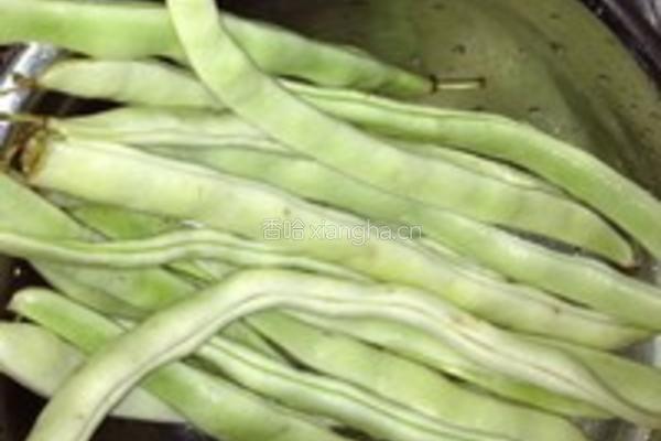 土豆芸豆炖排骨的做法图解2