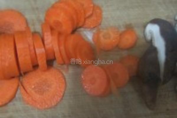 热炒红萝卜香菇的做法图解1