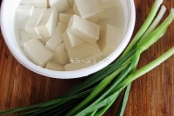 蒜苗烧豆腐的做法图解1