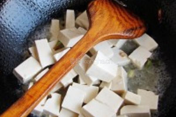 蒜苗烧豆腐的做法图解3
