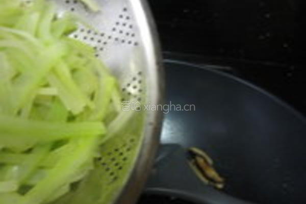 香菇炒西芹的做法图解3