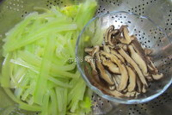 香菇炒西芹的做法图解1