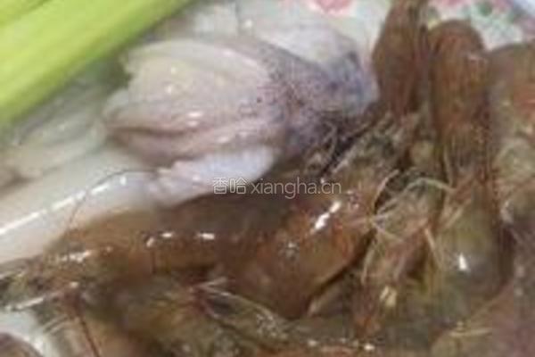 芹香鱿虾的做法图解1