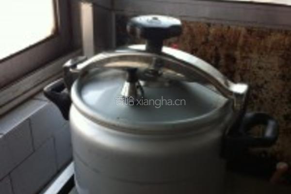 快速土豆香菇炖牛肉的做法图解1