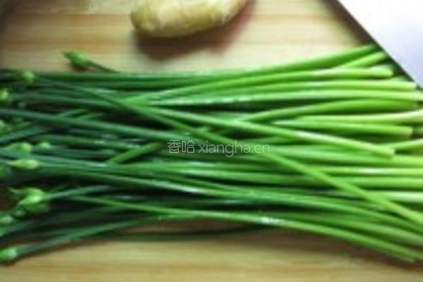 墨鱼仔韭菜花的做法图解1