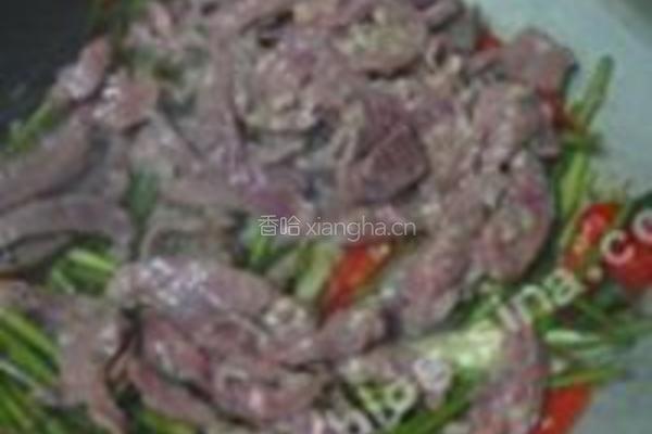 泡椒蒜苗爆炒猪心的做法图解3