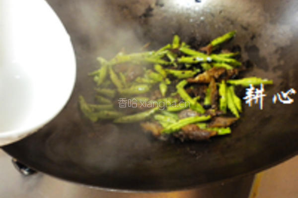 豉汁鲮鱼炒豆角的做法图解6