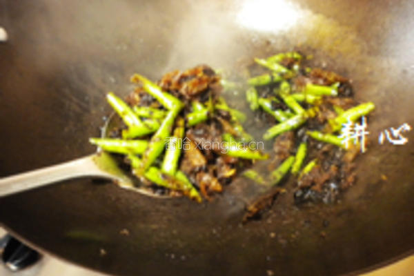 豉汁鲮鱼炒豆角的做法图解8